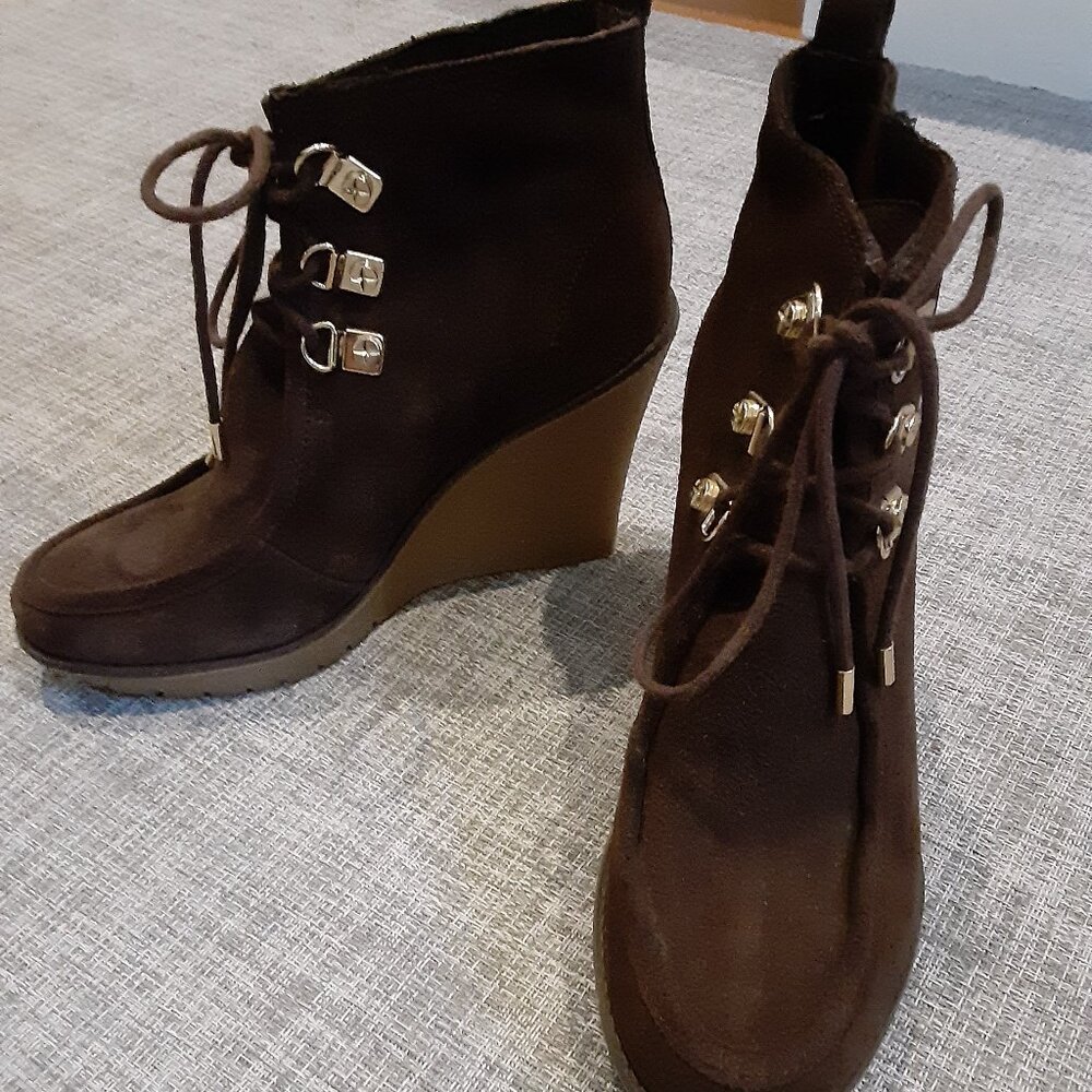 brown suede lug wedge booty size 7